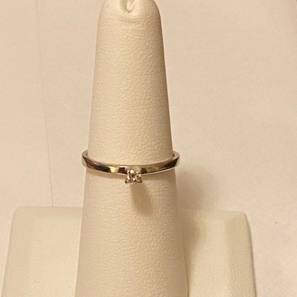 Diamond Solitaire engagement or promise Ring - Sz. 7 Solid 14Kt White Gold - Picture 1 of 8